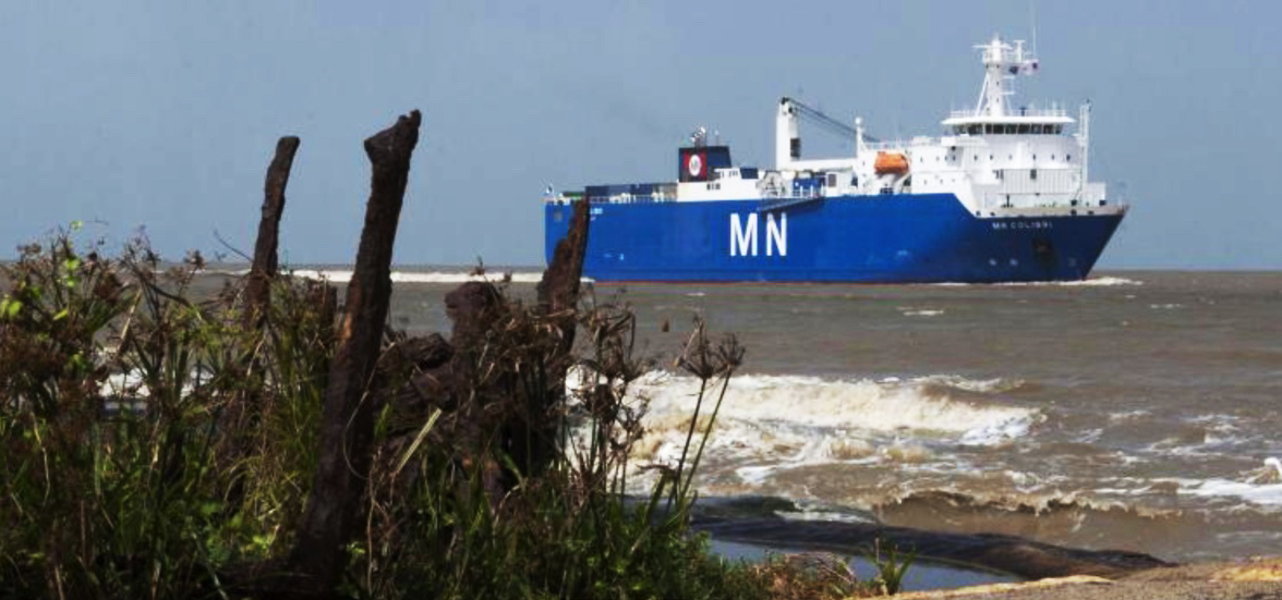 Photo du Navire "MN Colibri" à son arrivée en Guyane. 