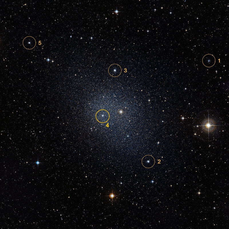 Image de la galaxie naine Fornax et ses 5 amas globulaires provenant du Digitized Sky Survey 2 