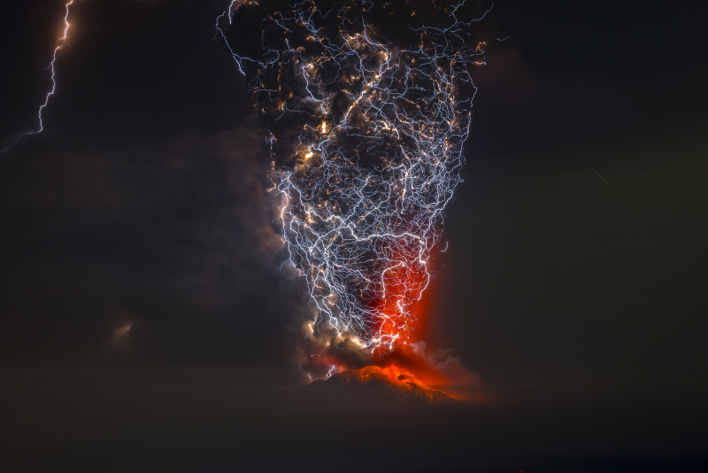 éclairs volcaniques lors de l’éruption du volcan Calbuco (Chili; 2015)