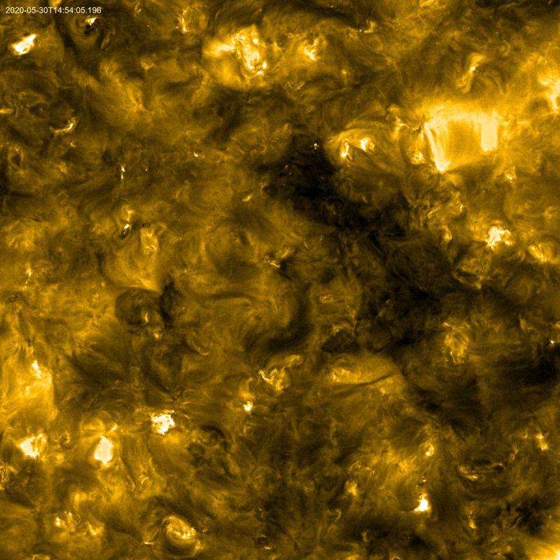 Image à haute résolution de la couronne du Soleil obtenue par EUI/Solar Orbiter le 30 mai 2020 à la longueur d’onde de 17.4 nm. Structures très fines de l’atmosphère solaire jamais observées auparavant