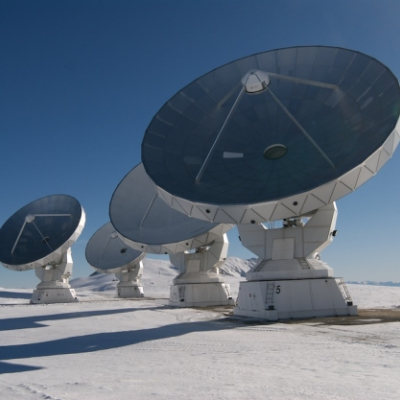 Les antennes de l’interféromètre du Plateau de Bure. Pouvant synthétiser un télescope géant de 760 mètres de diamètre, l’interféromètre du Plateau de Bure est aujourd’hui l’instrument le plus sensible dans sa catégorie. © Rebusparis.com/IRAM[...]