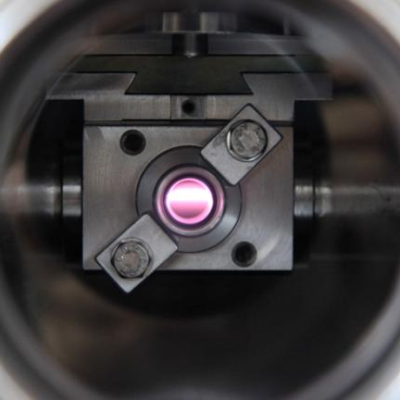 Le faisceau ultraviolet polarisé circulairement (UV-CPL) sur la ligne de lumière appelée DESIRS du Synchrotron SOLEIL, matérialisé par son passage dans un filtre gazeux de xénon. © Thomas Lannes
[...]