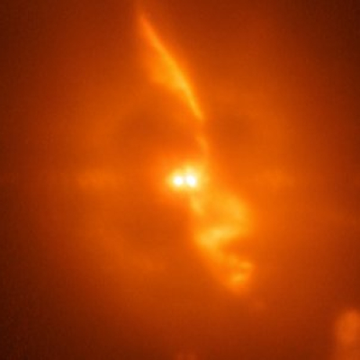 La complexité du système R Aquarii capturée par SPHERE. En testant un nouveau sous-système de l’instrument SPHERE, un chasseur d’exoplanètes installé sur le Very Large Telescope de l’ESO, les astronomes ont pu capturer, avec une résolution inédite – supérieure à celle caractérisant les observations du Télescope Spatial Hubble du consortium NASA/ESA, les moindres détails de l’interaction turbulente entre les deux étoiles du système R Aquarii.[...]