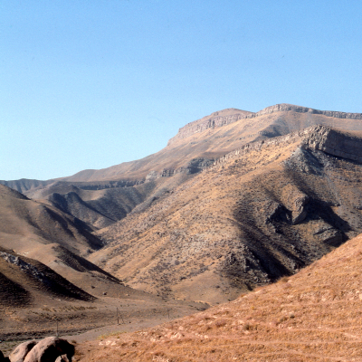 Photo des plis et chevauchement dans le bassin tadjik au Tadjikistan