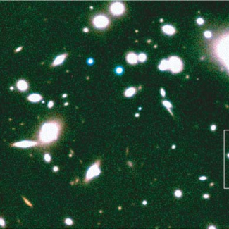 Image de l'amas de galaxies Abell 1835 obtenue dans le proche infrarouge avec le VLT de l'ESO. La galaxie la plus lointaine jamais observée est dans le cercle blanc.

© ESO.[...]