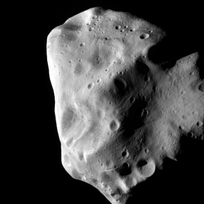 Image de l'astéroïde Lutetia prise par la sonde Rosetta de l'ESA lors de son approche à environ 100 km de distance de l'astéroïde.© ESA 2010 MPS for OSIRIS Team MPS/UPD/LAM/IAA/RSSD/INTA/UPM/DASP/IDA.[...]