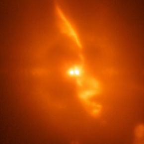 La complexité du système R Aquarii capturée par SPHERE. En testant un nouveau sous-système de l’instrument SPHERE, un chasseur d’exoplanètes installé sur le Very Large Telescope de l’ESO, les astronomes ont pu capturer, avec une résolution inédite – supérieure à celle caractérisant les observations du Télescope Spatial Hubble du consortium NASA/ESA, les moindres détails de l’interaction turbulente entre les deux étoiles du système R Aquarii.[...]