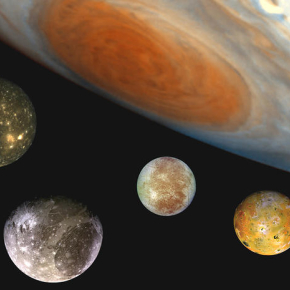 Montage d’images donnant une idée de la taille des 4 plus grandes lunes de Jupiter