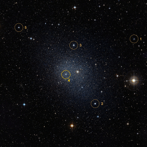 Image de la galaxie naine Fornax et ses 5 amas globulaires 