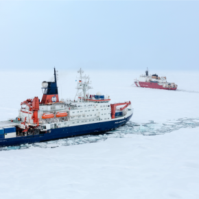 Photo de la rencontre des brise-glaces FS Polarstern et USCGC Healy au Pôle Nord, le 7 septembre 2015.