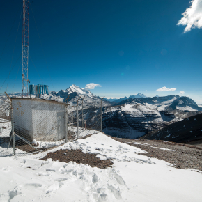 Photo du site de prélèvement atmosphérique de Chacaltaya en Bolivie à 5 400 m d’altitude. © Alban Thollot, IGE