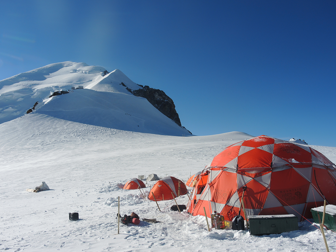 Photo du carottage profond au col du dôme du Goûter (4 250 m) lors de l’opération Ice Memory en 2016.