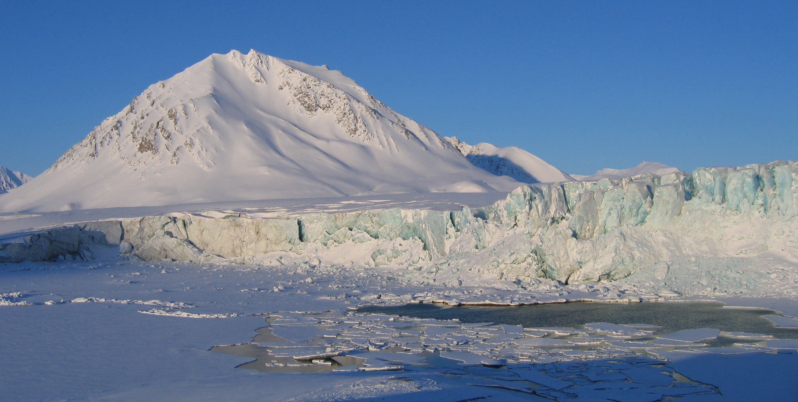 Photo d'un front de vêlage glaciaire.