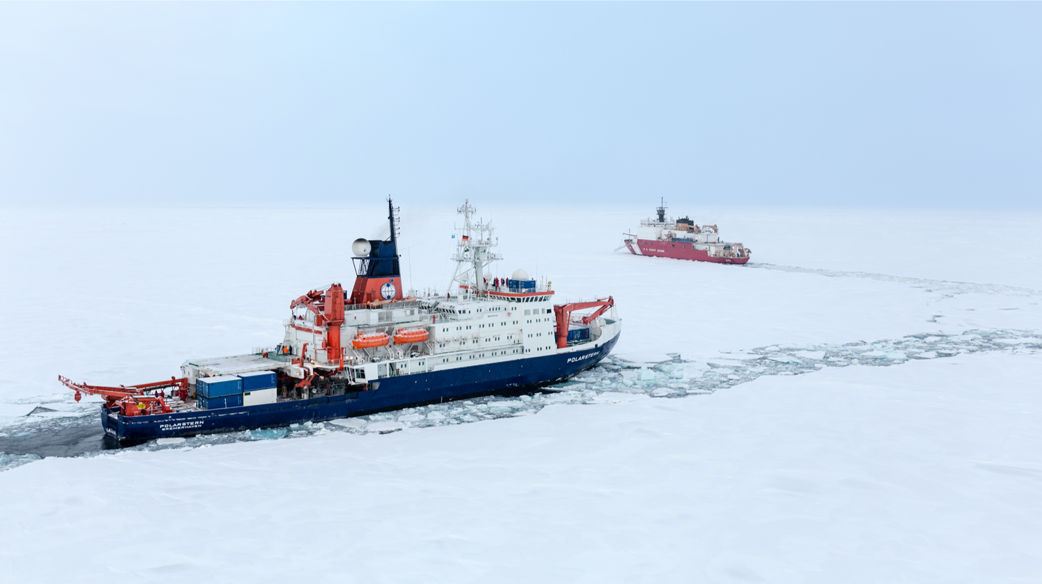 Photo de la rencontre des brise-glaces FS Polarstern et USCGC Healy au Pôle Nord, le 7 septembre 2015.