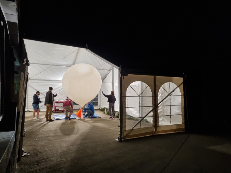 Gonflage d'un ballon pour l'un des radiosondages de la campagne, vue de l'intérieur de la tente de gonflage