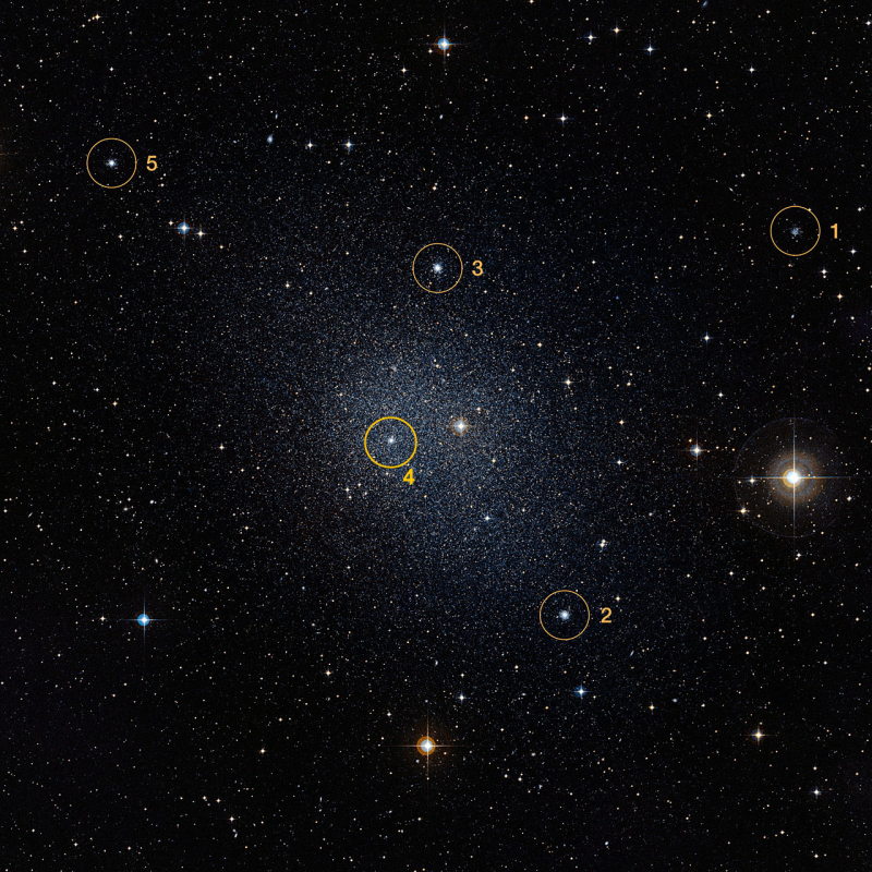 Image de la galaxie naine Fornax et ses 5 amas globulaires provenant du Digitized Sky Survey 2