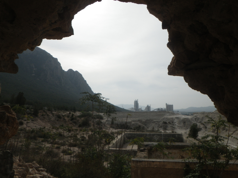 Ruines des bâtiments de l'installation minière de la Penaroya datant du protectorat français et regardant vers le sud et la carrière et la cimenterie Cement Carthage, avec le Jebel Ressass à gauche