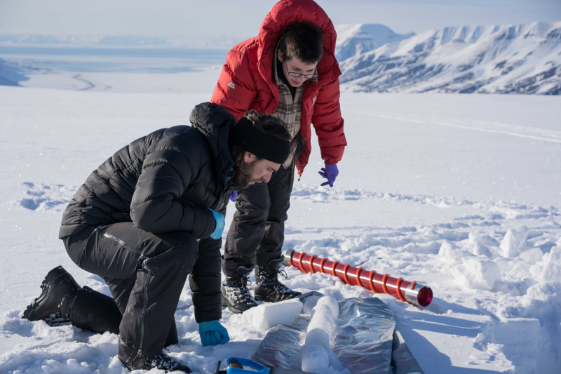 James Bradley et Rey Mourot collectant des échantillons de neige et de glace du glacier Foxfonna, Svalbard.