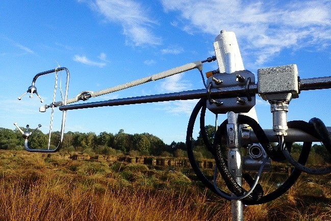 Analyseur à CO2 et appareil permettant de mesurer la vitesse du vent dans trois directions de la station eddy-covariance (tourbière de Landemarais)
