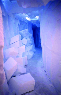Le tunnel d’entrée de Vostok. La base s’enfonce inéluctablement dans les glaces. © EXTRA-POL[...]