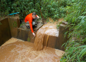 Photo d'une collecte d'eau dans un ruisseau 