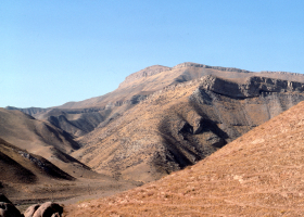 Photo des plis et chevauchement dans le bassin tadjik au Tadjikistan