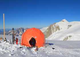 Photo d'un forage de glace au col du Dôme (massif du Mont-Blanc)
