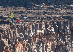 Photo du remplacement des caméras installées au bord du cratère Dolomieu du Piton de la Fournaise