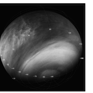 Figure 1. Un exemple d’une image de Vénus prise par la caméra VMC (Venus Monitor Camera) avec un filtre UV à 365 nm, depuis une distance d’environ 33.000 km. Les détails UV se déplacent entre deux images successives, ce qui permet de mesurer la vitesse du vent, principalement orientée d’est (à droite sur l’image) en ouest. Une grille longitude-latitude est indiquée sur l’image.[...]