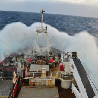 Navire de recherche dans les vagues de l’océan Austral. Campagne JR281 James Clark Ross, 2013[...]