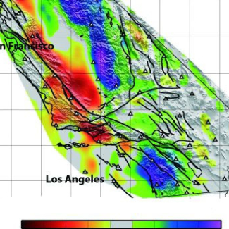 Sur cette carte du sous-sol sud-californien, à une profondeur de 20 kilomètres de la surface, on distingue le bassin sédimentaire de la vallée de Sacramento (en rouge, au sud de San Fransisco) et le massif granitique de la Sierra Nevada (zone bleue en haut). Du rouge au bleu, l'échelle de couleur représente la vitesse croissante des ondes sismiques.[...]