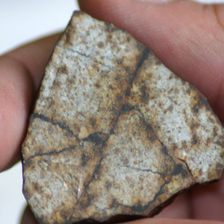 Les chercheurs ont travaillé sur les phases de haute pression des météorites. Ces phases sont contenues dans les « veines de choc » (les fractures noires) que l'on aperçoit sur cette photographie.

© Photo Bruno Reynard.[...]