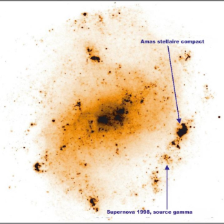 Image réalisée en 2001 par le Télescope Spatial Hubble de la galaxie ESO-184-G82, dans laquelle a été observé un sursaut gamma en 1998. L'image montre que la position du sursaut gamma, (accompagné d'une supernova) est située à 3 000 années-lumière de la région contenant les étoiles massives.

© HST/NASA/ESA. GEPIS. OP. CNRS.[...]