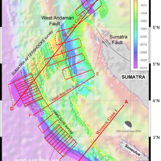Les sismomètres de fond de mer (OBS) ont été placés sur la ligne AB (255 km de long) et sur la ligne CD (445 km de long).

© IPGP-CNRS. Carte S.Singh.[...]
