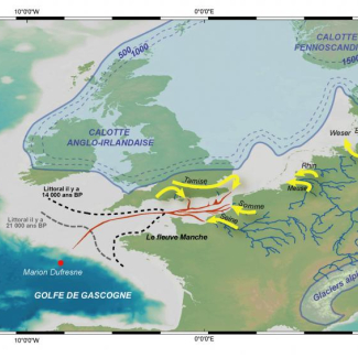 Situation du continent eurasiatique au dernier maximum glaciaire : le tracé des côtes à 15 000 et 21 000 ans est illustré par les lignes en pointillés. La carotte MD952002 (point rouge) a été prélevée à 2174 m de profondeur dans l'axe du fleuve Manche, très proche de son delta au dernier maximum glaciaire.

© CEREGE/Collège de France.[...]