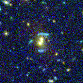 Exemple de mirage gravitationnel dans un groupe de galaxies découvert dans les images profondes du sondage CFHT-LS. Ce mirage est provoqué par un groupe de galaxies (SL2SJ021408-053532), visible au centre de l'image en jaune. 

On voit la structure complexe de l'arc gravitationnel (en bleu). L'étude détaillé de la forme de cet arc devrait permettre d'obtenir des informations sur la répartition de la matière noire associée au groupe de galaxies.

© CFHT. CNRS/INSU.[...]