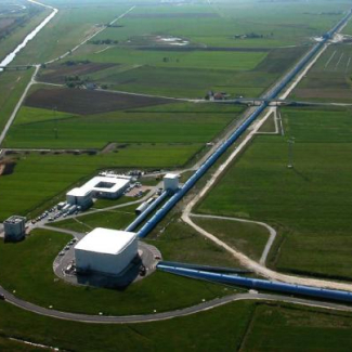 Vue aérienne de l'antenne de détection des ondes gravitationnelles VIRGO, à Cascina, en Italie. 

© EGO-VIRGO.[...]