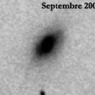 Photographie de la galaxie UGC4904 à trois époques différentes. En octobre 2004, un objet lumineux fait son apparition dans la partie extérieure à peine visible de la galaxie durant quelques jours puis disparaît. En septembre 2006, il est toujours absent. Le 9 octobre 2006, il devient aussi lumineux que le centre de la galaxie, émettant plus de lumière qu'un milliard d'étoiles. La supernova, baptisée SN2006jc, atteindra une magnitude apparente maximale de 14 avant de lentement décroitre. Sur l'image du[...]