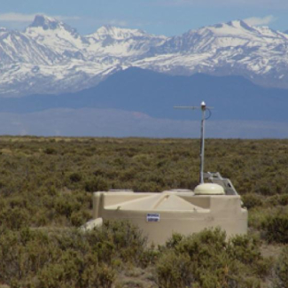 L'un des 1600 détecteurs de surface des particules produites par l'interaction des rayons cosmiques avec l'atmosphère terrestre. Les Andes forment l'arrière-plan.

© Observatoire Pierre Auger.[...]