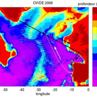 Stations hydrographiques (points blancs), station test (point vert) et transits (traits noirs) de la campagne OVIDE 2008 et topographie sous-marine. Les positions des stations hydrographiques entre la pointe du Groenland et le Portugal correspondent à celles des stations effectuées en 2002 : elles pourront être modifiées en fonction des conditions de circulation rencontrées. Les stations de microstructure seront quant à elles positionnées an niveau de certaines stations hydrographiques ou dans leur voi[...]