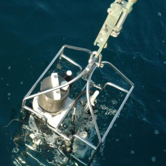 Mise à l'eau de la sonde qui effectue les mesures des paramètres pression, température, salinité et fluorescence.

© CNRS Délégation Côte d'Azur, John Pusceddu.[...]