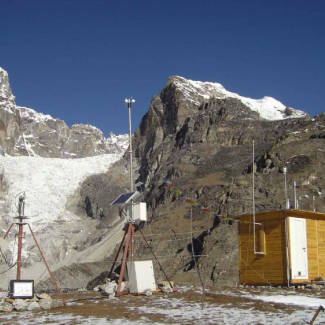 La station de surveillance atmosphérique "Nepal Climate Observatory-Pyramid", la plus haute du monde (5079 m), mise en place dans le cadre du programme Asian Brown Cloud de l'UNEP (Programme des Nations Unies pour l'environnement) et financée par Ev-K2-CNR dans le cadre du programme SHARE (Station at High Altitude for Research in Environnment).


© Ev-K2-CNR.[...]