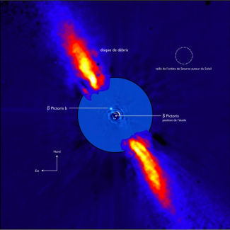 Image composite représentant l'environnement de l'étoile Bêta Pictoris vu dans le proche infrarouge. L'environnement proche de l'étoile est visualisé grâce à une soustraction très soignée de la lumière très brillante provenant de l'étoile. La zone externe a été observée en 1996 (Mouillet et al) et montre la lumière réfléchie par le disque de poussière. La partie interne est observée à 3,6 µm (bande L). La source lumineuse nouvellement détectée est 1000 fois plus faible que l'étoile centrale. Ces deux i[...]