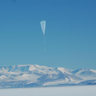 Lâcher du dernier ballon stratosphérique surpressurisé lors de la campagne Vorcore à McMurdo. © CNES, Philippe Cocquerez[...]