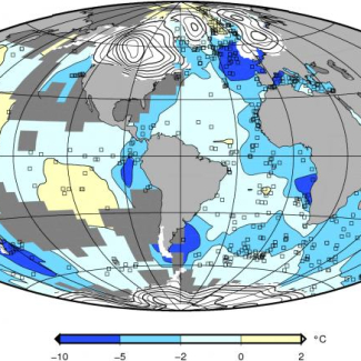 Carte des différences de température de surface de l'océan entre le dernier maximum glaciaire (de 23 000 à 19 000 avant aujourd'hui) et le présent durant l'hiver boréal (janvier-février-mars). Les différences négatives (en bleu) signalent les régions plus froides à l'époque qu'actuellement, tandis que les différences positives (en jaune) indiquent les régions caractérisées par de faibles réchauffement.

© MARGO.[...]