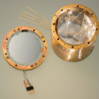 Bolomètre scintillant de 91g en germanate de bismuth "BGO" et son détecteur optique. Ces détecteurs viennent de réaliser les premiers enregistrements de la désintégration naturelle du bismuth avec une durée de vie de 1,9 10<sup>19</sup>ans.

© Photo : Jacques de Marcillac. IAS. CNRS.[...]