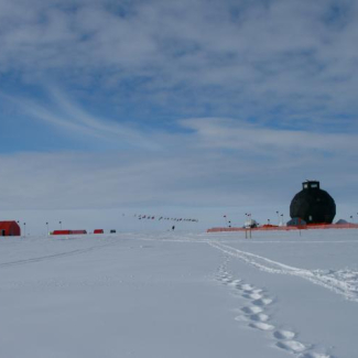 Vue générale du camp temporaire de forage NEEM, au nord-ouest du Groenland. Afin de manipuler les carottes de glace à une température constante et voisine de - 25°C, le trou de forage se situe dans une tranchée sous la surface de neige.

© CNRS/LGGE, Maurine Montagnat.[...]