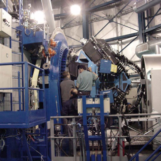 VIMOS installé au foyer de l'un des télescopes du VLT de l'ESO.

© LAM. CNRS. Observatoire Astronomique de Marseille-Provence. ESO.[...]