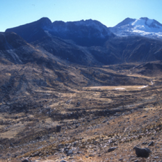 Glacier Telata (5190m, Bolivie, Cordillère Royale) en 2008 avec ses nombreuses moraines qui ont permis de reconstruire l'histoire du glacier depuis 10 000 ans. © Vincent Jomell[...]