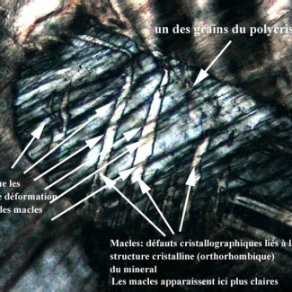 Cristal de perovskite, vu au microscope, ayant subi une déformation anisotrope à haute pression, haute température. La largeur de l'image correspond à 100 μm.

© INSU-CNRS. Laboratoire de Structures  et Propriétés de l'Etat Solide (CNRS - Université de Lille I).[...]